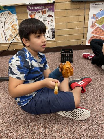 Student playing the Coqui frog