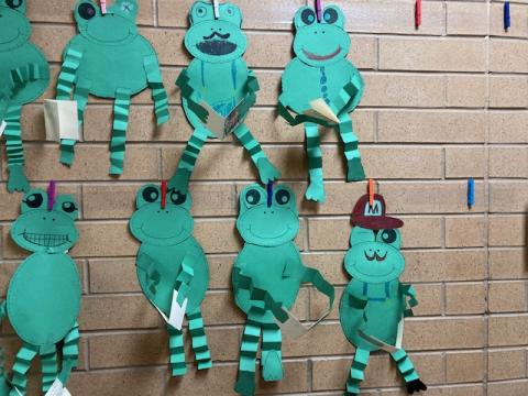 Bulletin board: seven frogs reading their favorite book