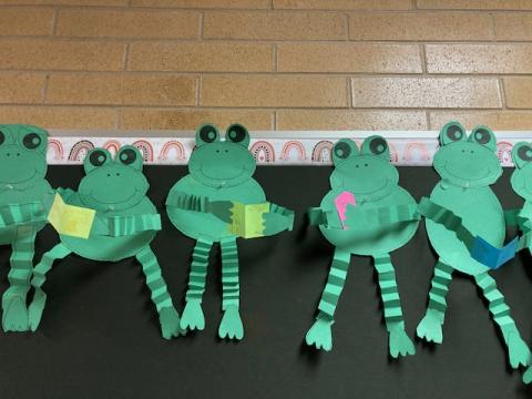 Bulletin board: four frogs reading their favorite book
