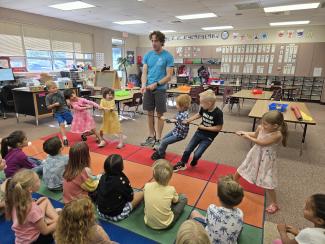 The Science Guy, from Discovery Gateway Children's Museum having students tug a rope in two directions.  